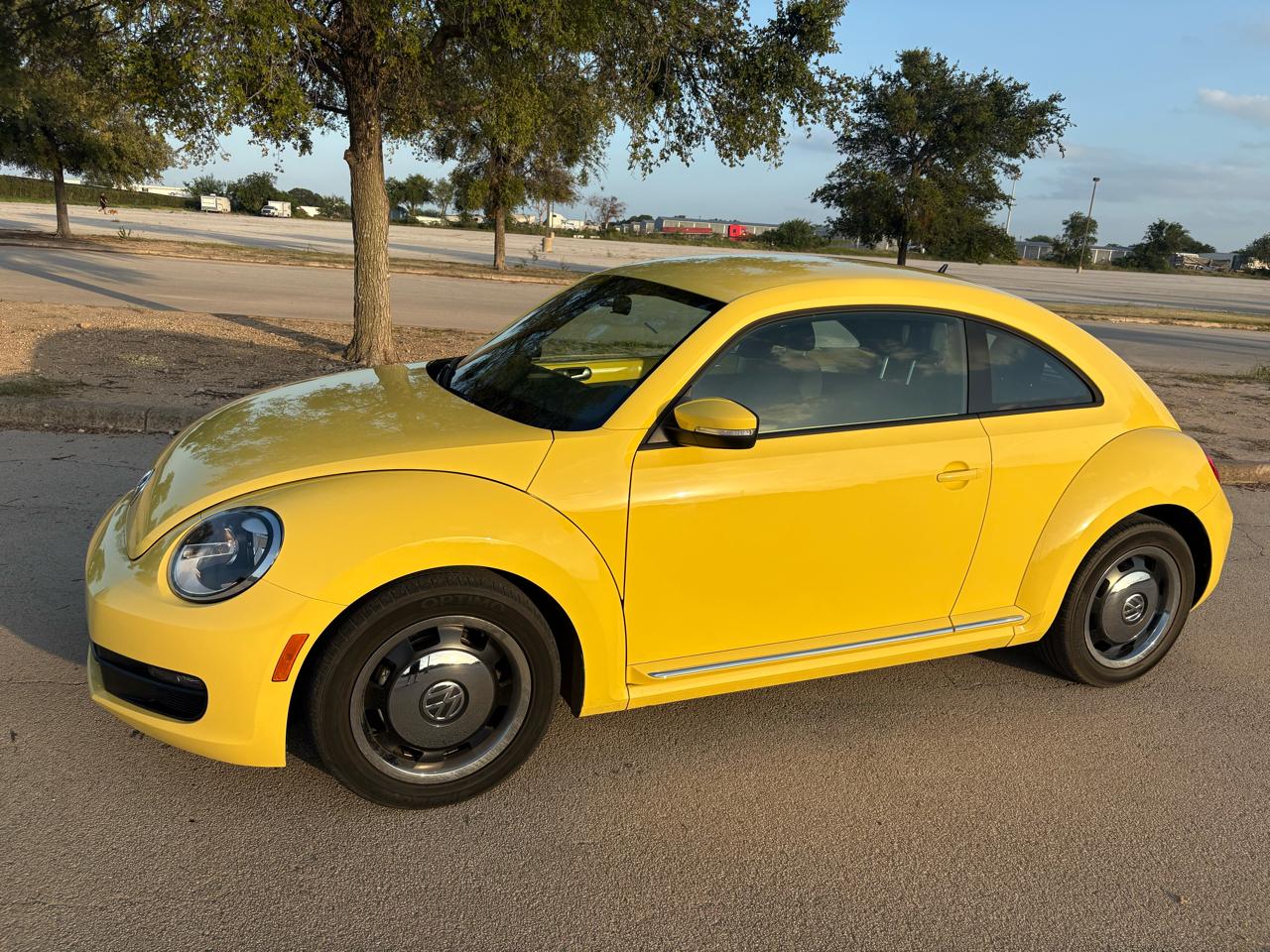 Volkswagen Beetle 2dr Cpe Auto 2.5L PZEV 2012