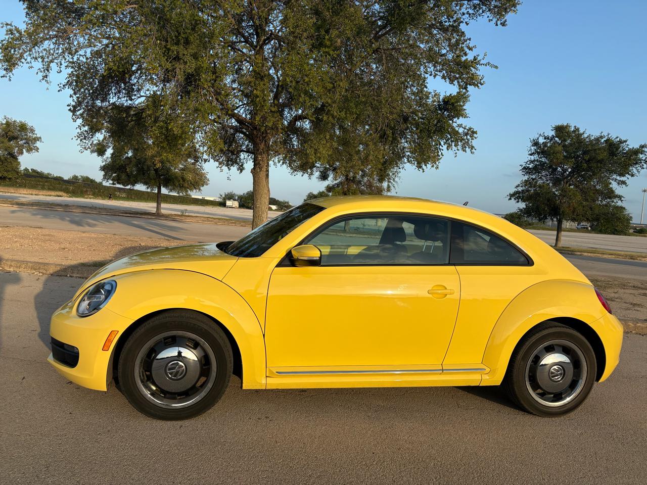 Volkswagen Beetle 2dr Cpe Auto 2.5L PZEV 2012