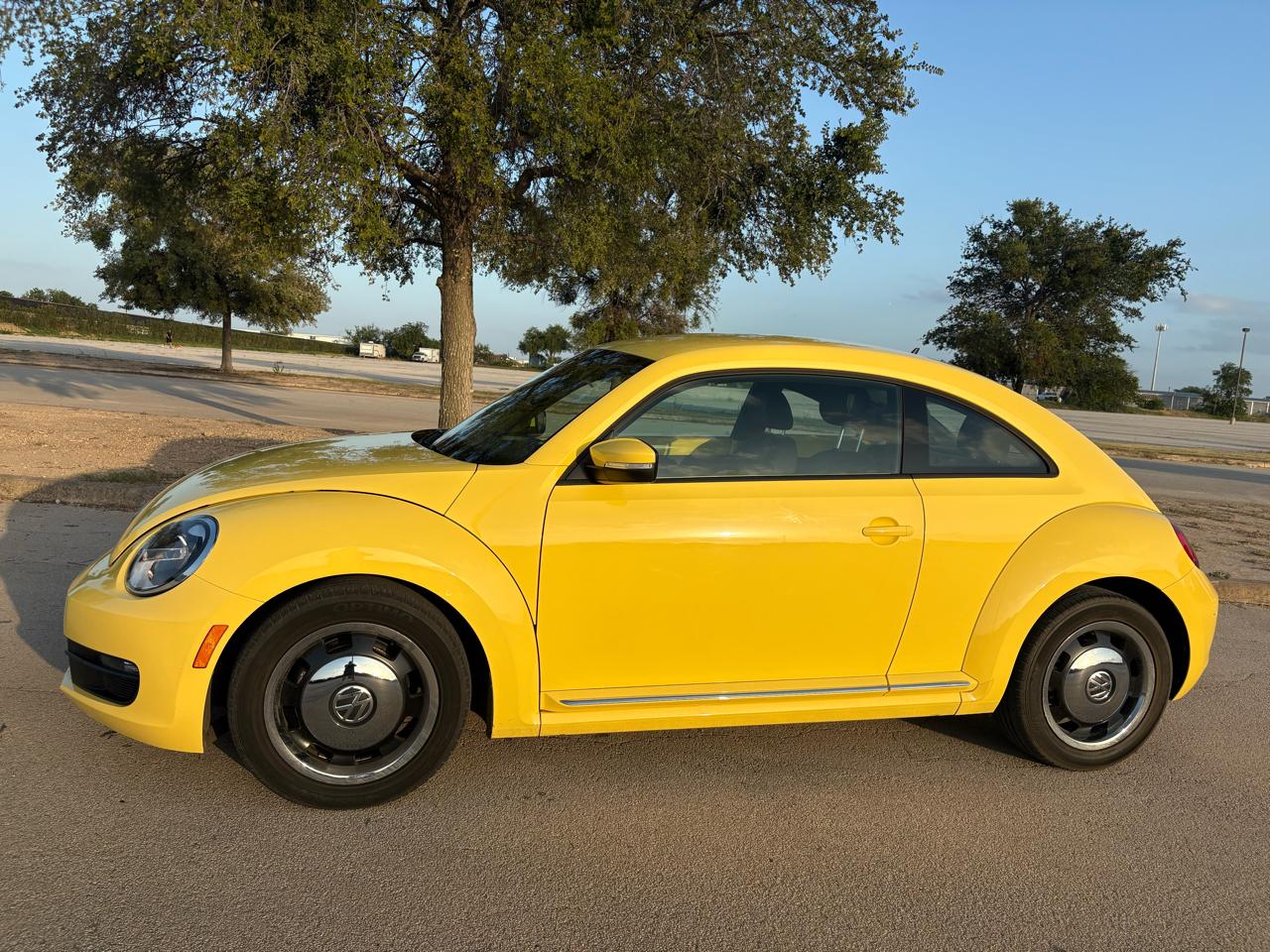 Volkswagen Beetle 2dr Cpe Auto 2.5L PZEV 2012