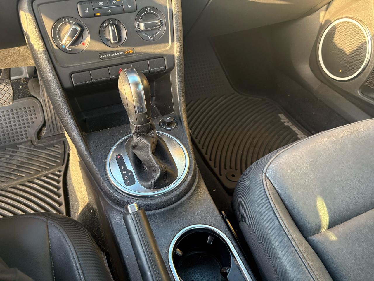 Volkswagen Beetle 2dr Cpe Auto 2.5L PZEV 2012