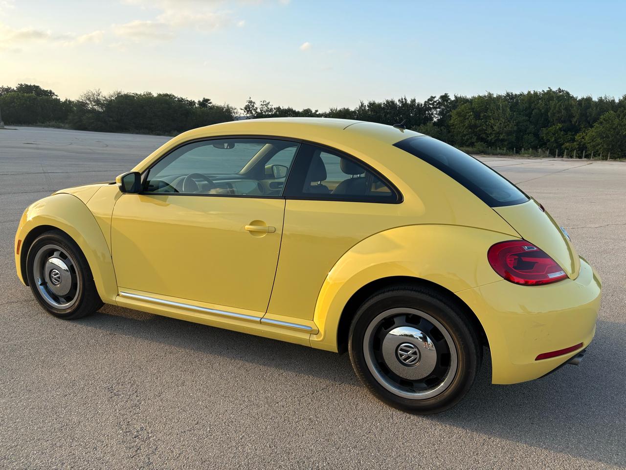 Volkswagen Beetle 2dr Cpe Auto 2.5L PZEV 2012