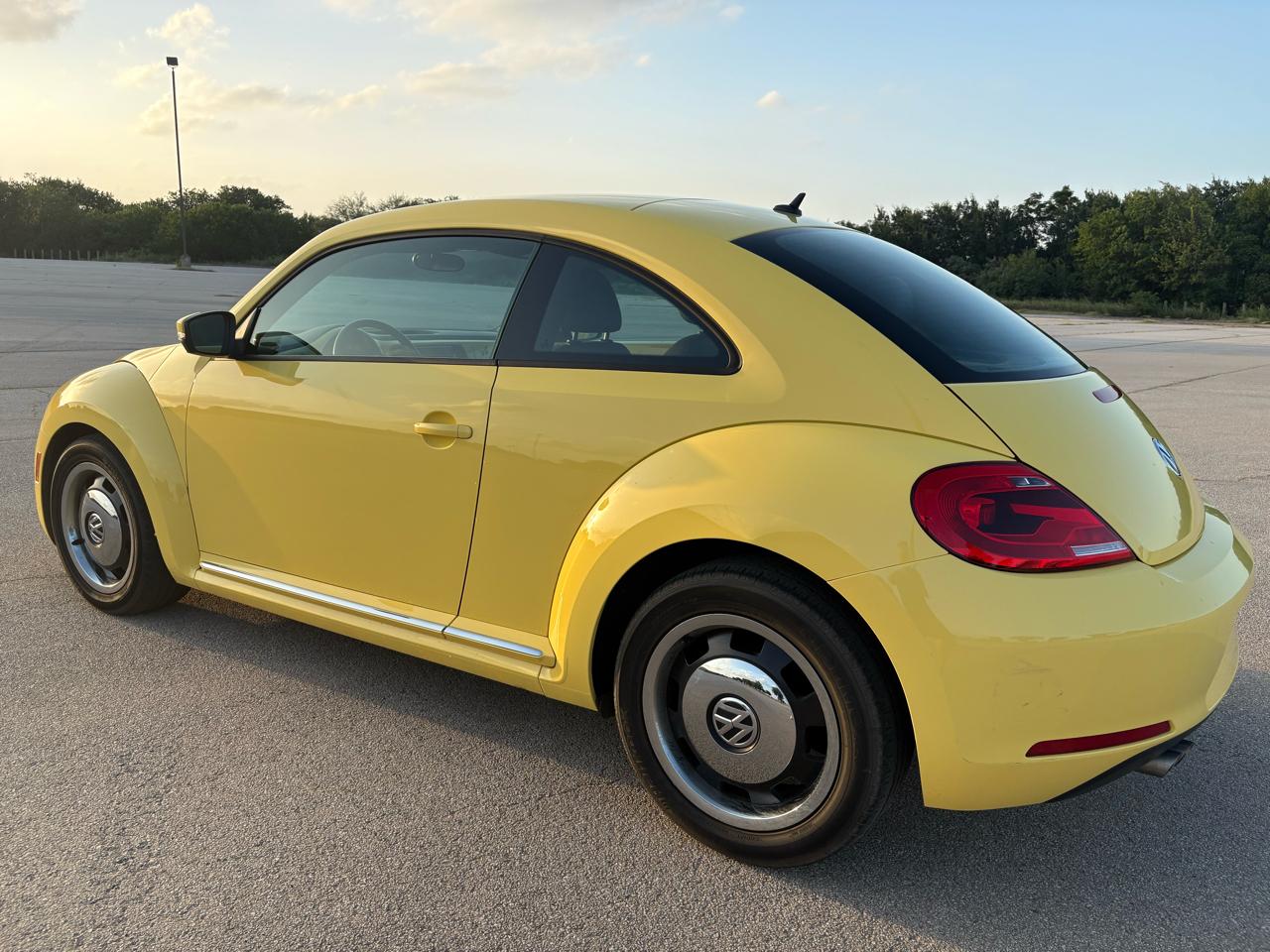 Volkswagen Beetle 2dr Cpe Auto 2.5L PZEV 2012