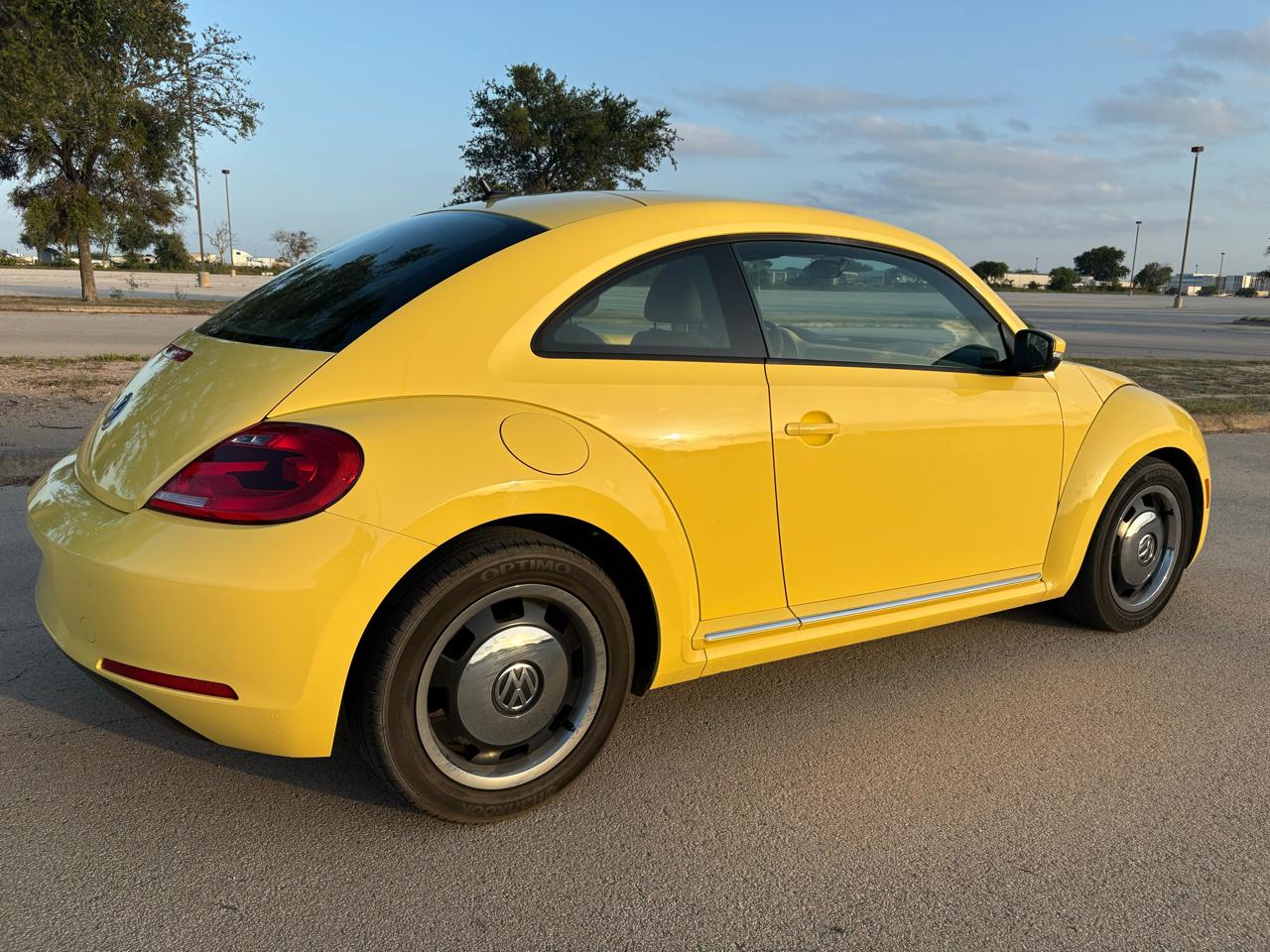 Volkswagen Beetle 2dr Cpe Auto 2.5L PZEV 2012