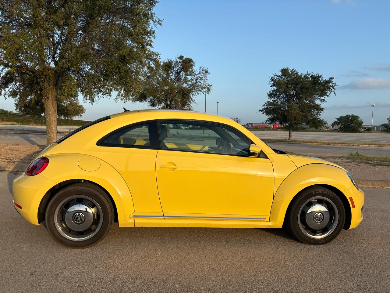 Volkswagen Beetle 2dr Cpe Auto 2.5L PZEV 2012