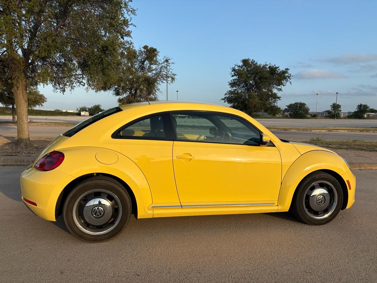 Volkswagen Beetle 2dr Cpe Auto 2.5L PZEV 2012