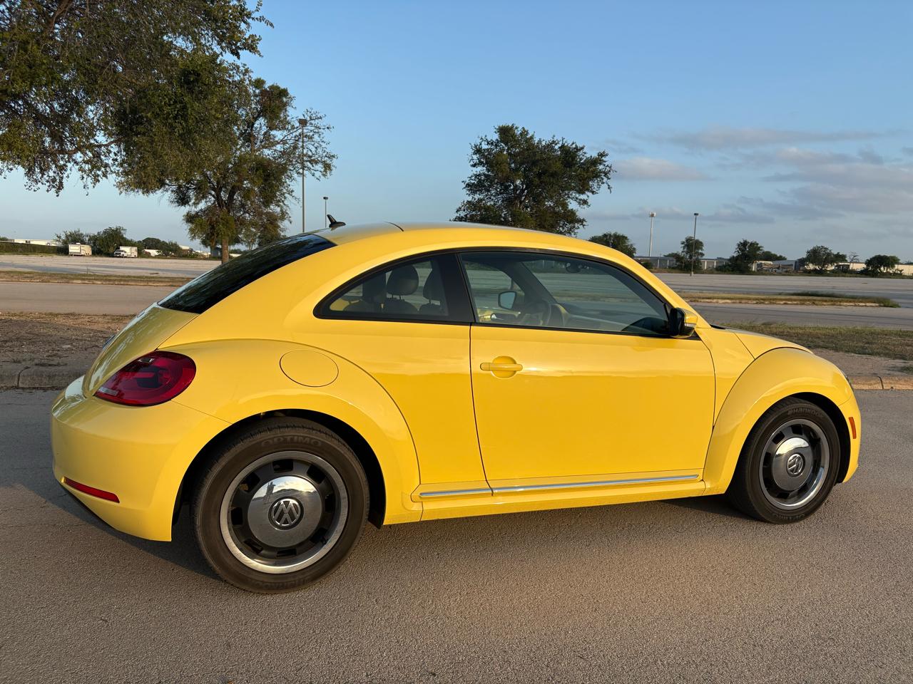 Volkswagen Beetle 2dr Cpe Auto 2.5L PZEV 2012