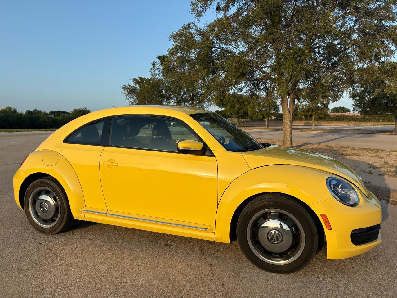 Volkswagen Beetle 2dr Cpe Auto 2.5L PZEV 2012
