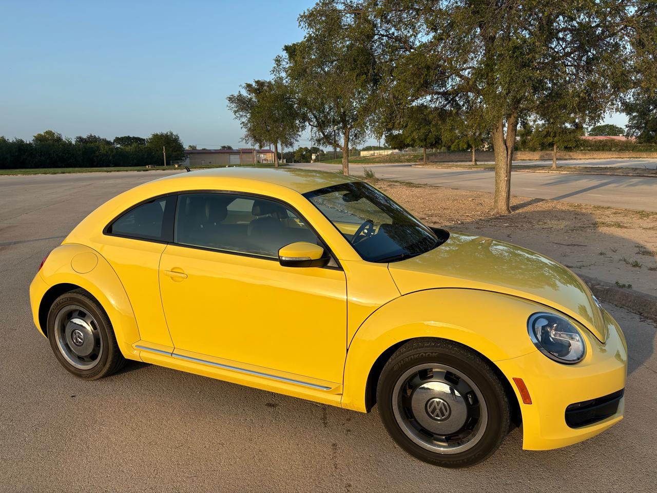 Volkswagen Beetle 2dr Cpe Auto 2.5L PZEV 2012