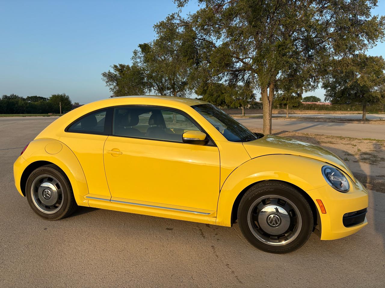 Volkswagen Beetle 2dr Cpe Auto 2.5L PZEV 2012