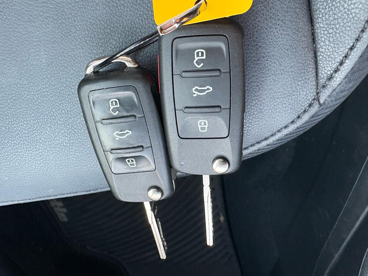 Volkswagen Beetle 2dr Cpe Auto 2.5L PZEV 2012