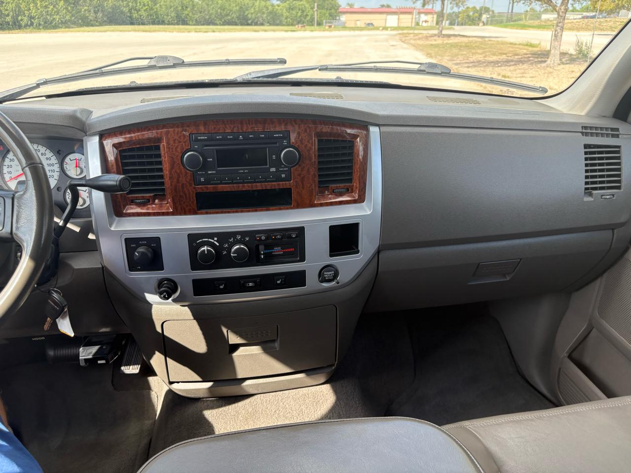 Dodge Ram 2500 4dr Quad Cab 160.5 4WD Laramie 2006