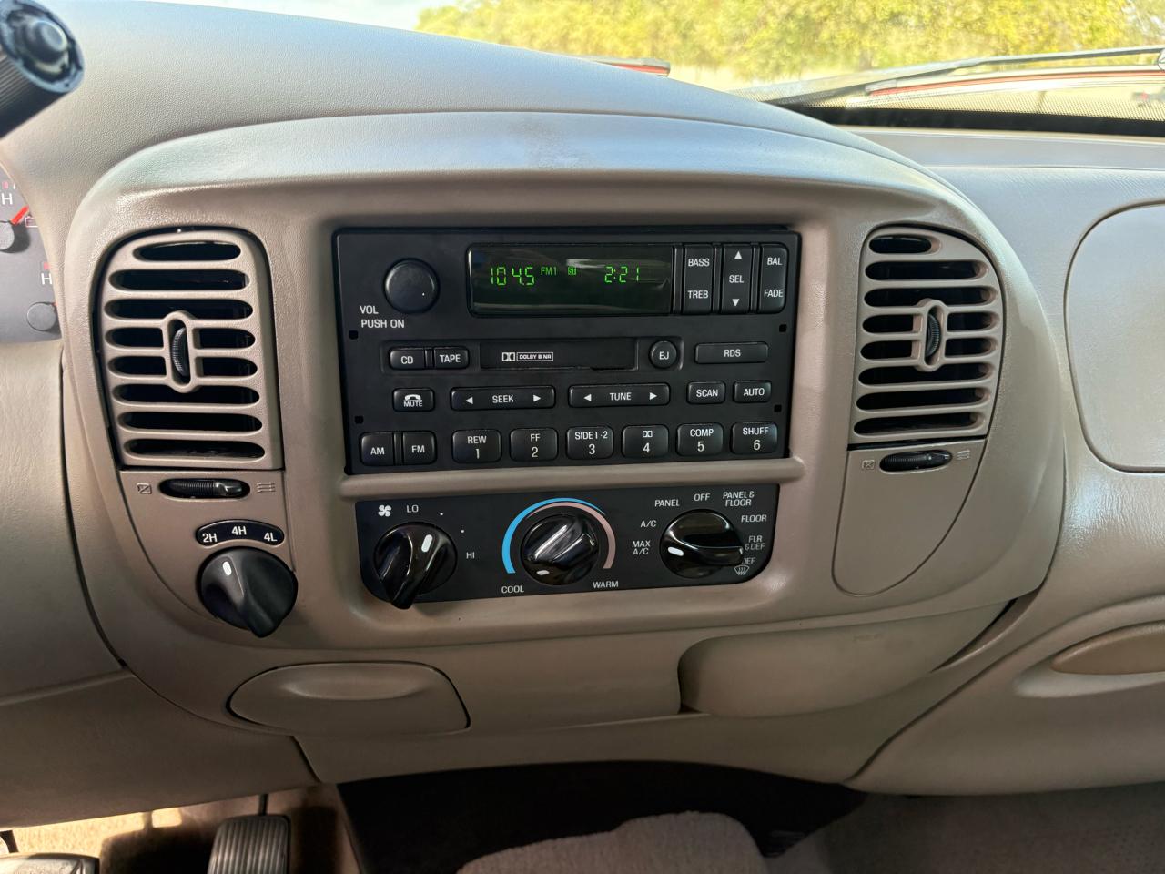 Ford F-150 SuperCrew Crew Cab 139" Lariat 4WD 2001
