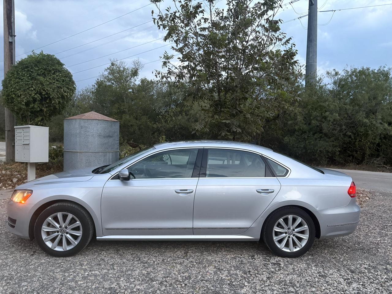 Volkswagen Passat 4dr Sdn 2.5L Auto SEL 2013