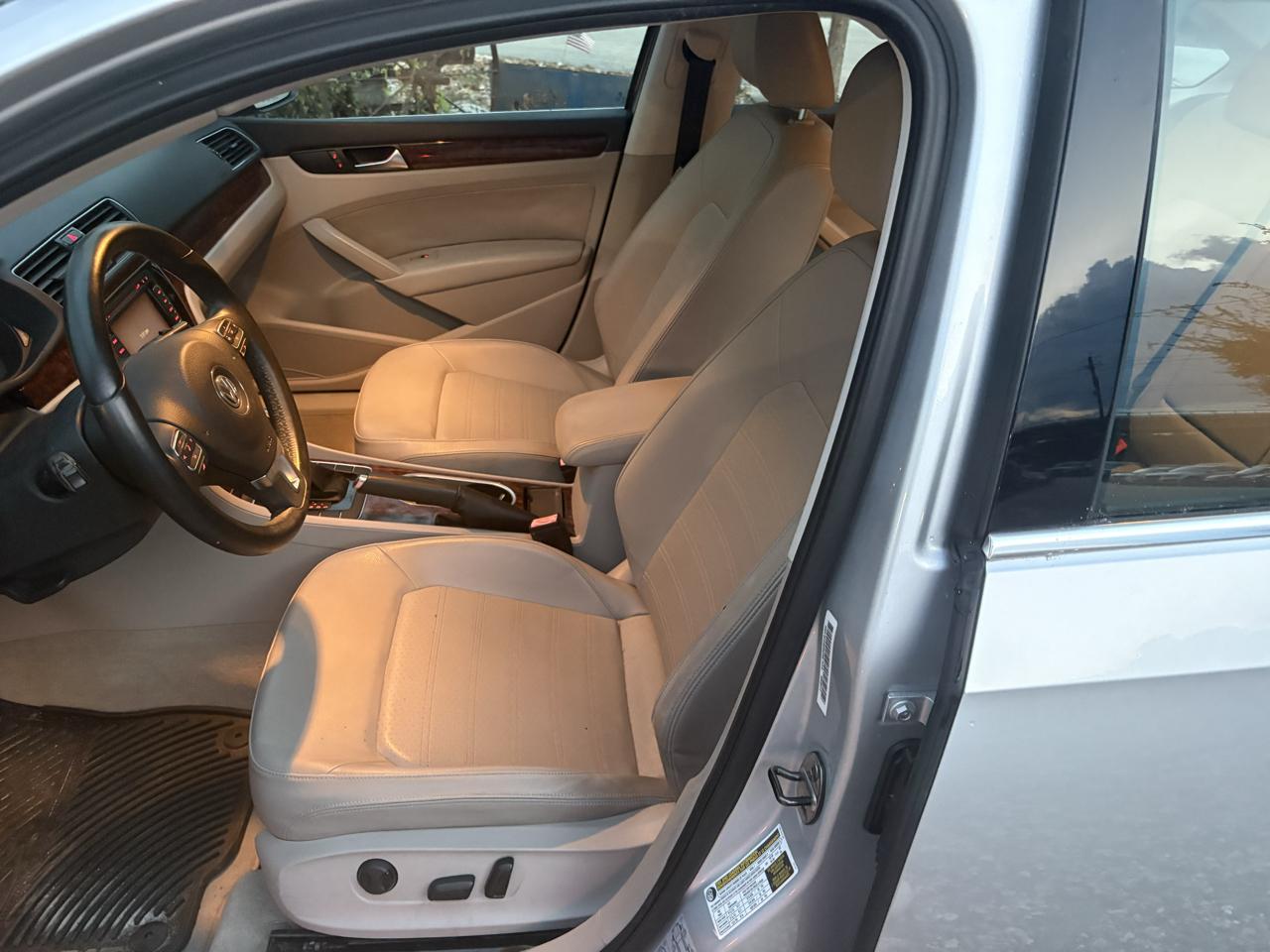 Volkswagen Passat 4dr Sdn 2.5L Auto SEL 2013