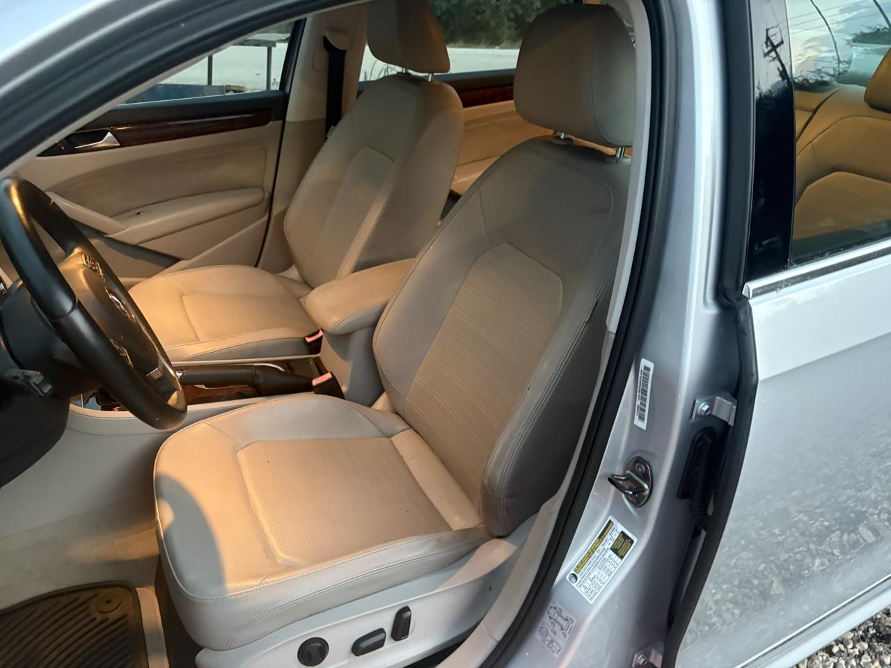 Volkswagen Passat 4dr Sdn 2.5L Auto SEL 2013