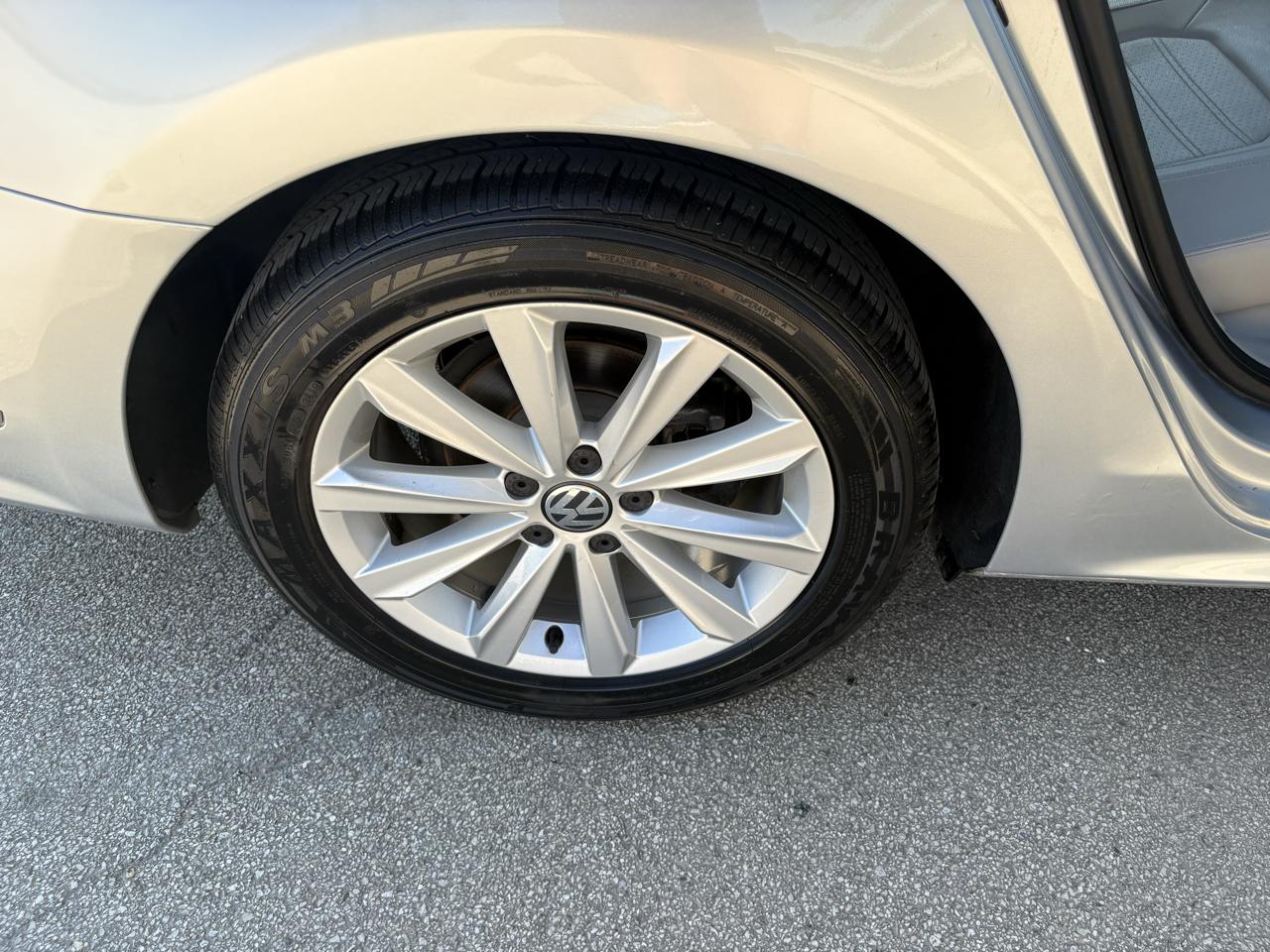 Volkswagen Passat 4dr Sdn 2.5L Auto SEL 2013