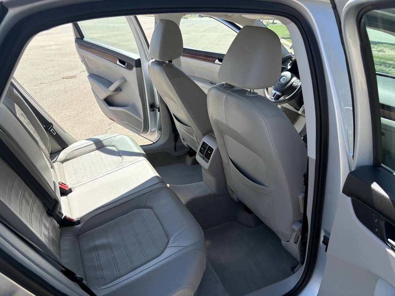 Volkswagen Passat 4dr Sdn 2.5L Auto SEL 2013