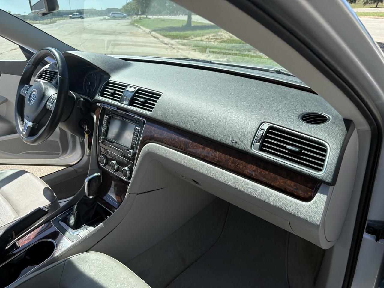 Volkswagen Passat 4dr Sdn 2.5L Auto SEL 2013