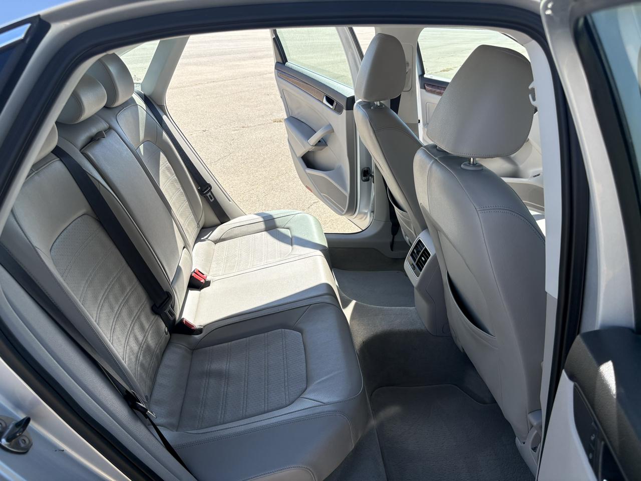 Volkswagen Passat 4dr Sdn 2.5L Auto SEL 2013