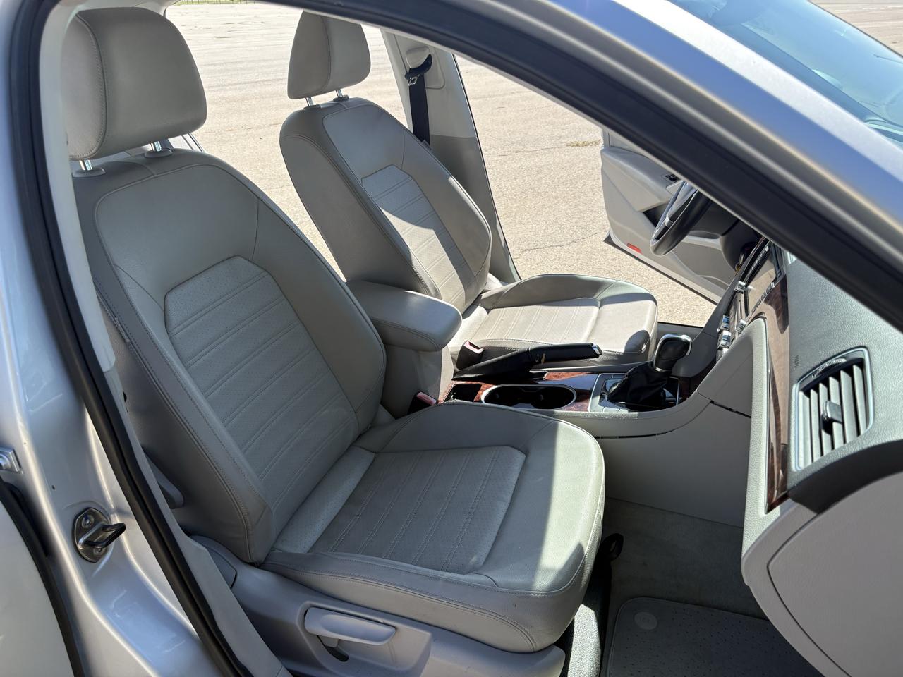 Volkswagen Passat 4dr Sdn 2.5L Auto SEL 2013