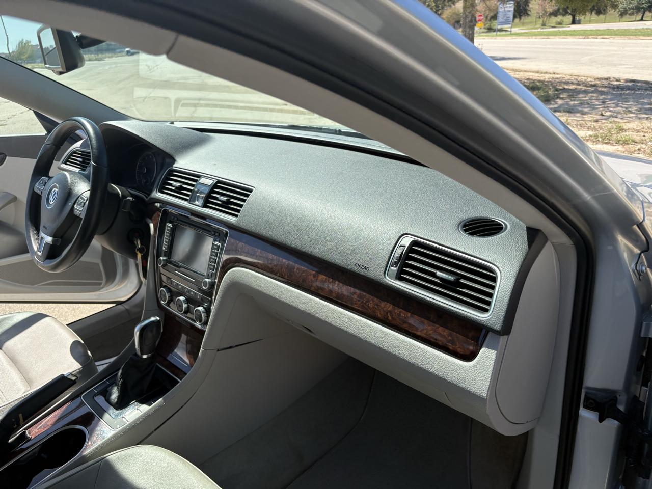 Volkswagen Passat 4dr Sdn 2.5L Auto SEL 2013