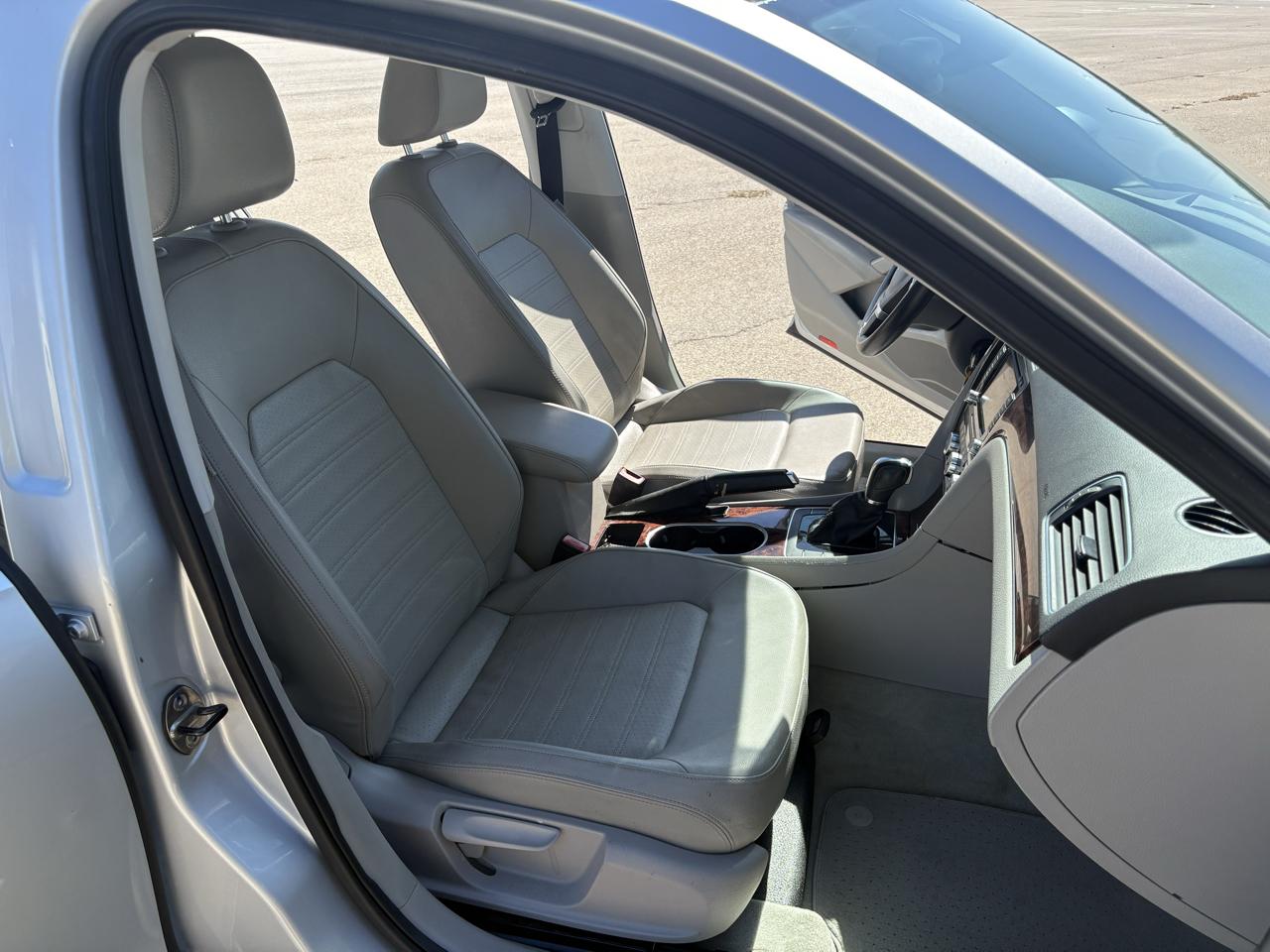 Volkswagen Passat 4dr Sdn 2.5L Auto SEL 2013