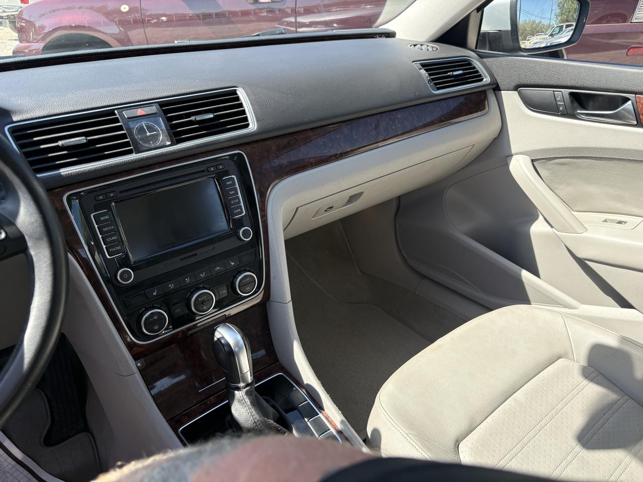 Volkswagen Passat 4dr Sdn 2.5L Auto SEL 2013