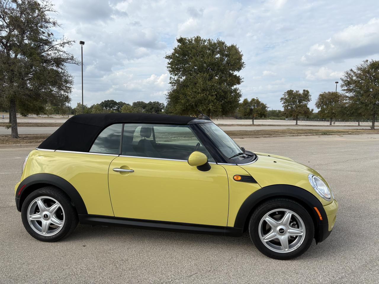 MINI Cooper Convertible 2dr 2009