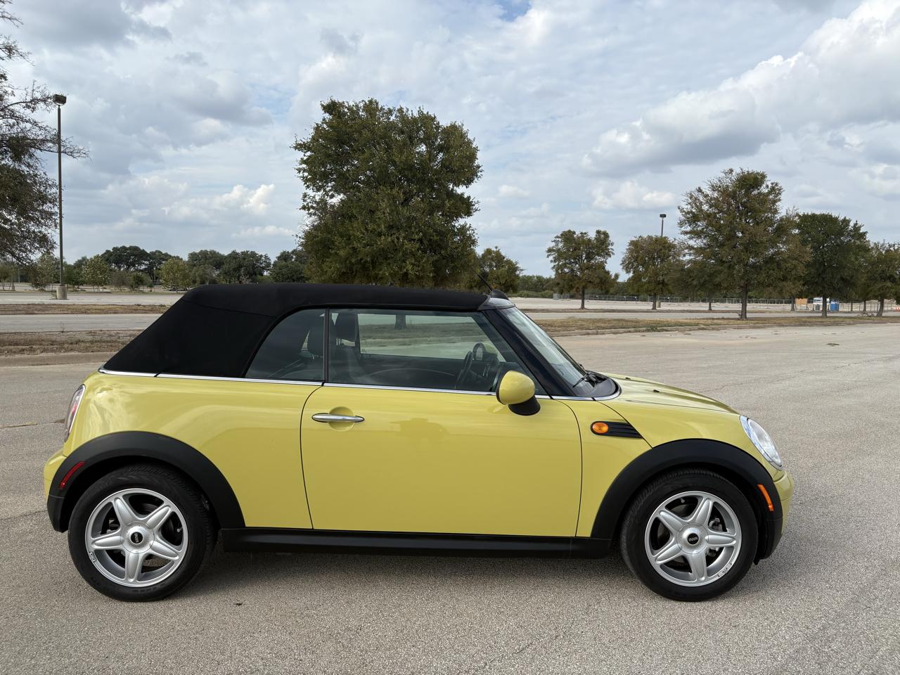 MINI Cooper Convertible 2dr 2009