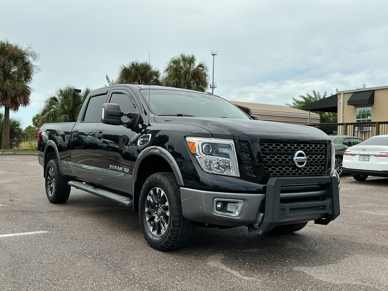 2017 Nissan Titan photo 2