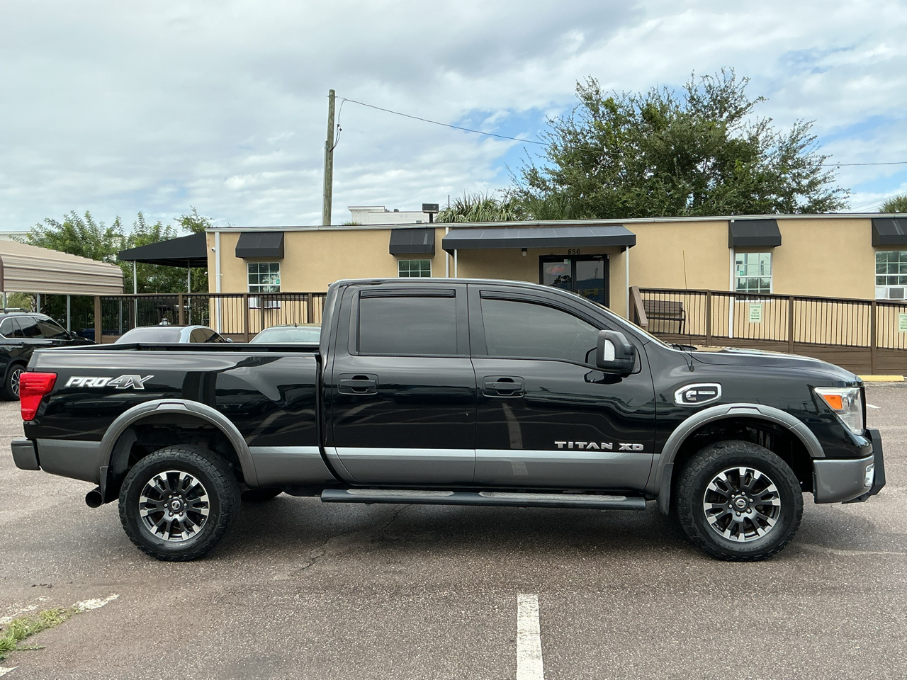2017 Nissan Titan photo 3