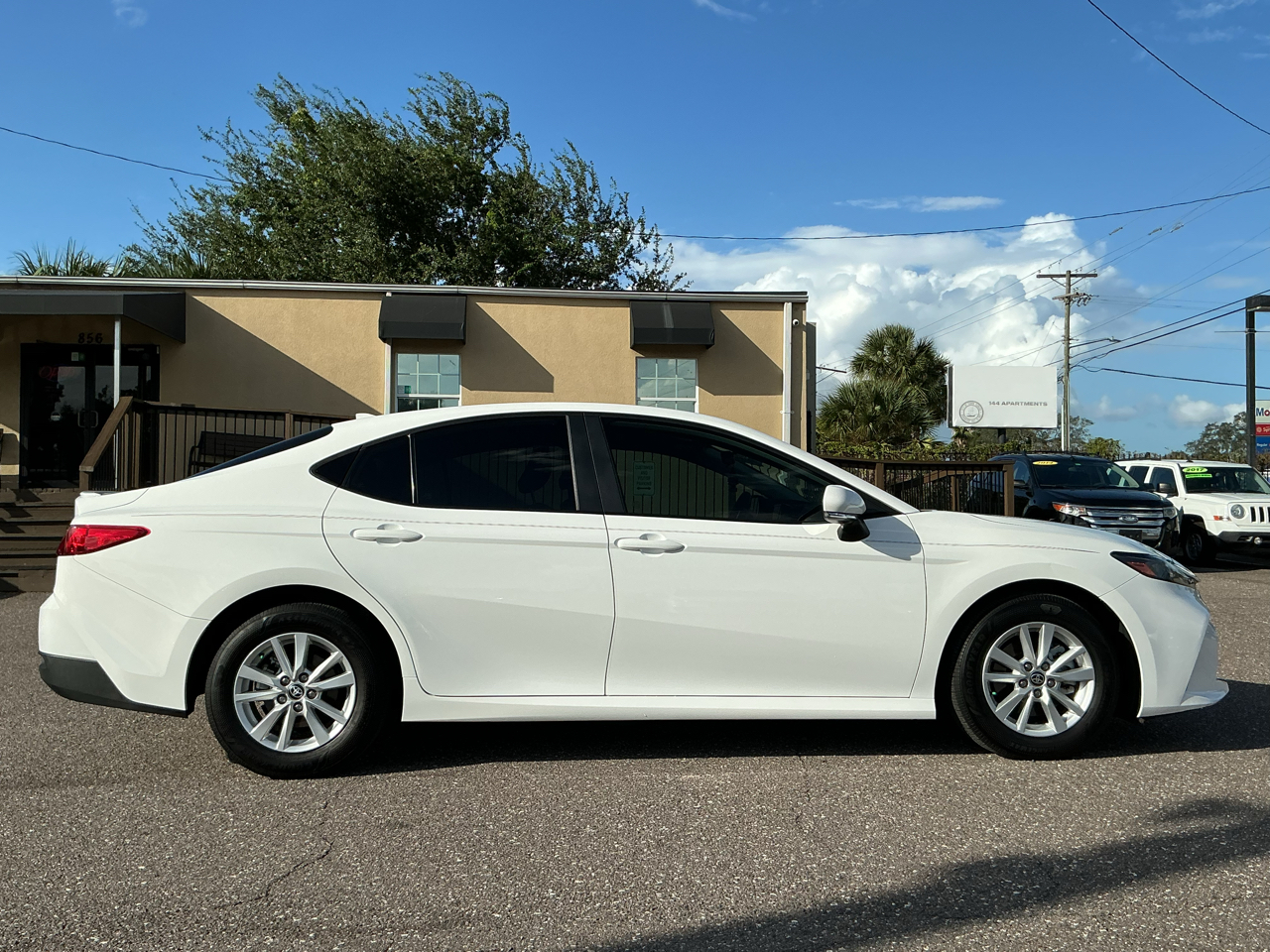 2025 Toyota Camry Hybrid LE photo 4