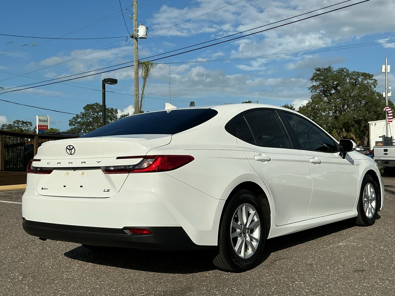 2025 Toyota Camry Hybrid LE photo 5