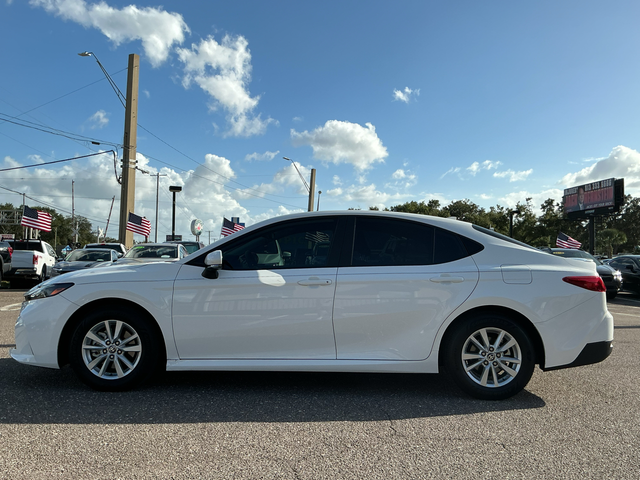 2025 Toyota Camry Hybrid LE photo 8