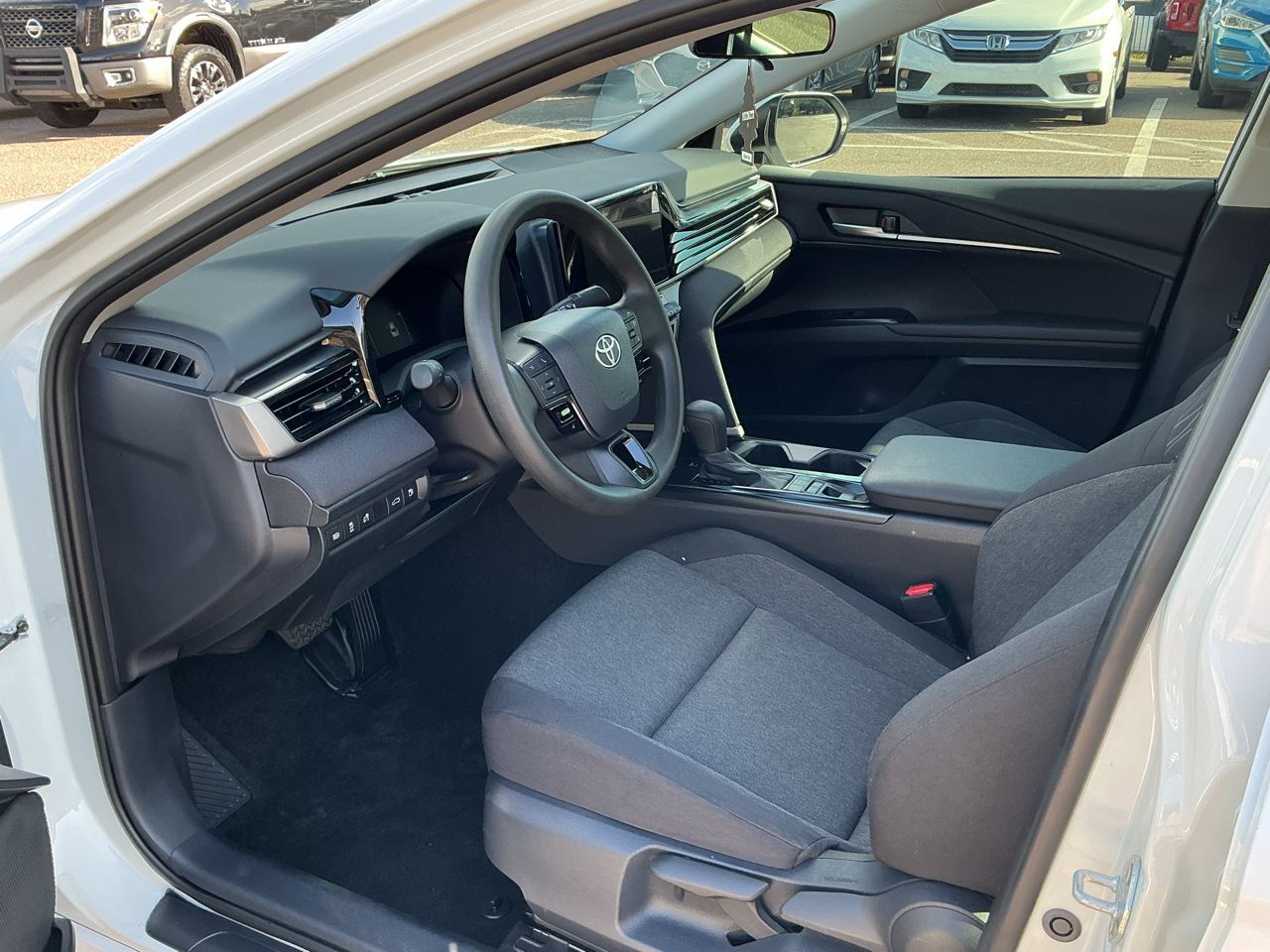 2025 Toyota Camry Hybrid LE photo 9