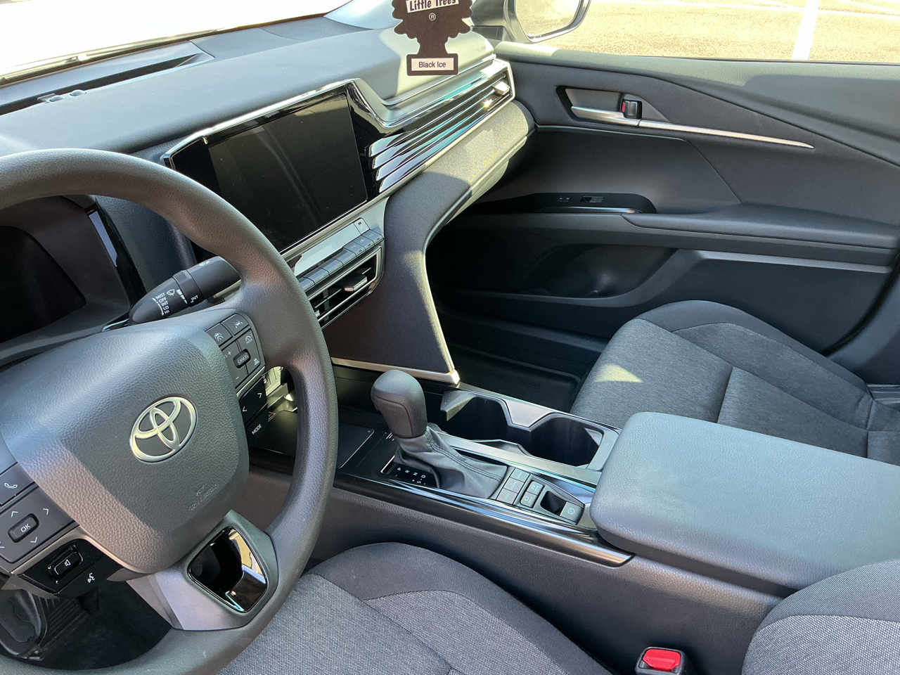 2025 Toyota Camry Hybrid LE photo 11