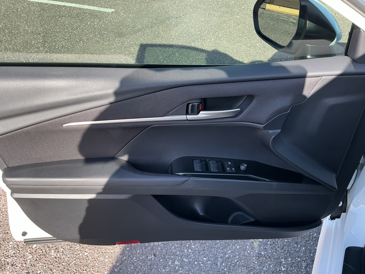 2025 Toyota Camry Hybrid LE photo 13