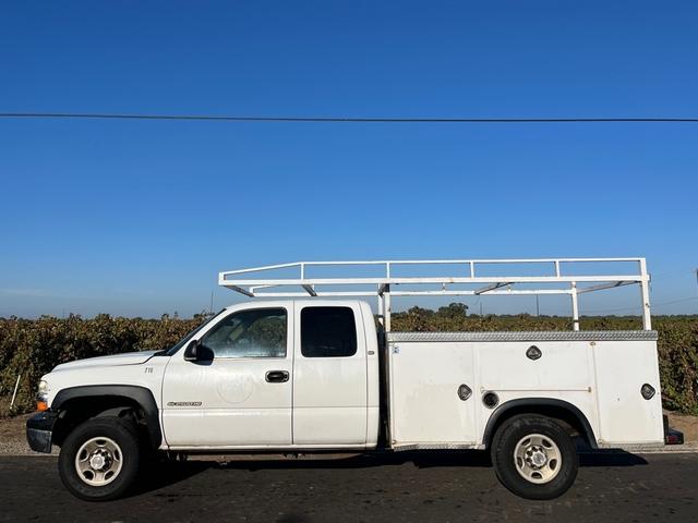 White 2001 Chevrolet Silverado 2500HD Pickup Truck Four-Wheel Drive Automatic