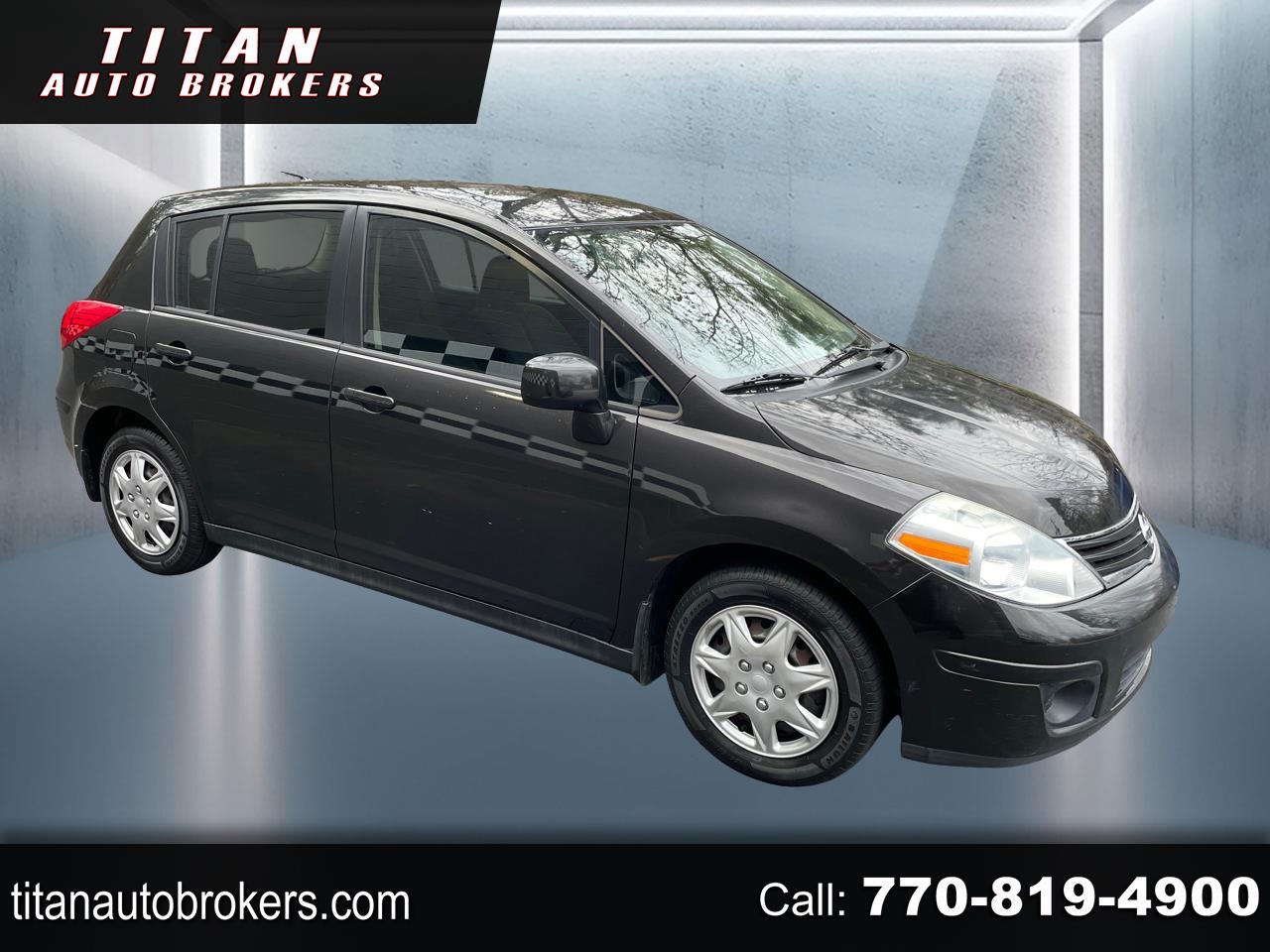 2011 Nissan Versa S's photo