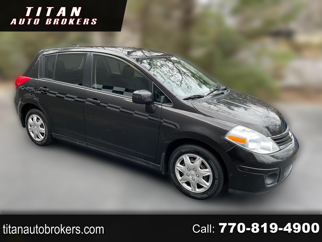 2011 Nissan Versa S's photo