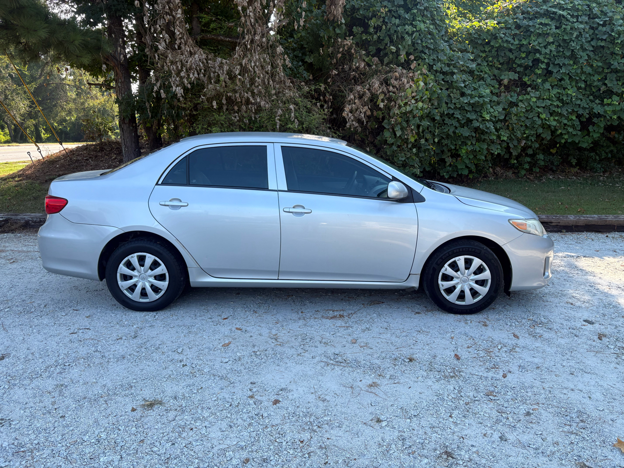 Toyota Corolla 4dr Sdn LE Auto (Natl) 2013