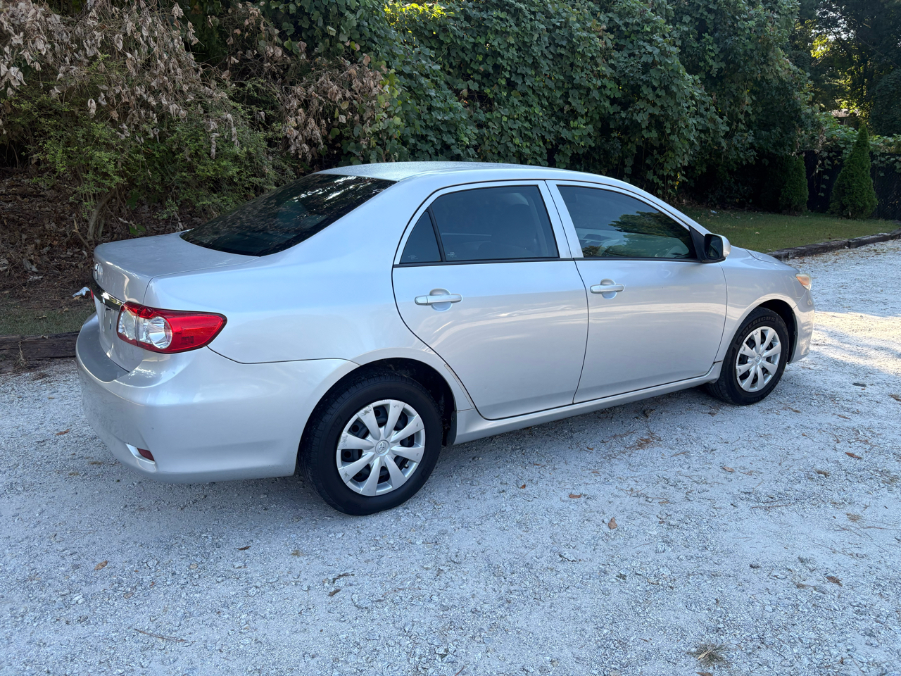 Toyota Corolla 4dr Sdn LE Auto (Natl) 2013