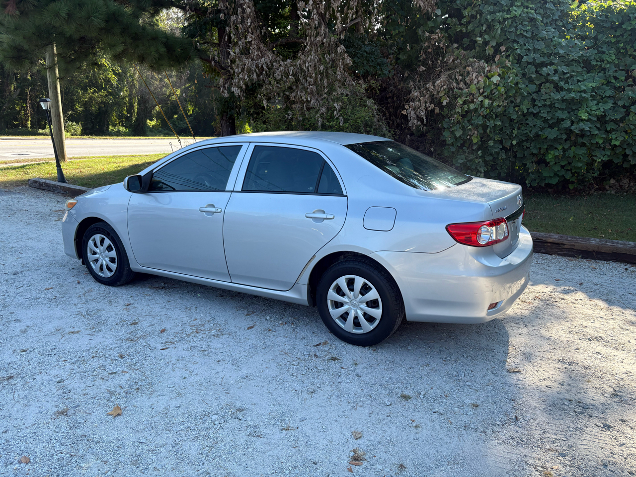 Toyota Corolla 4dr Sdn LE Auto (Natl) 2013