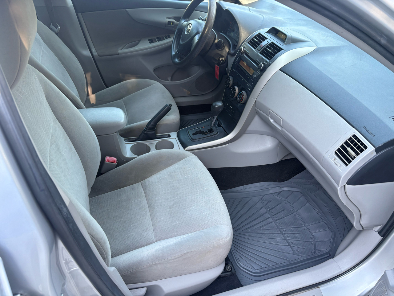 Toyota Corolla 4dr Sdn LE Auto (Natl) 2013