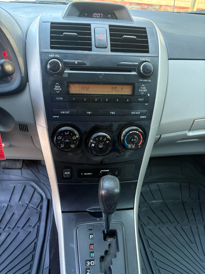 Toyota Corolla 4dr Sdn LE Auto (Natl) 2013