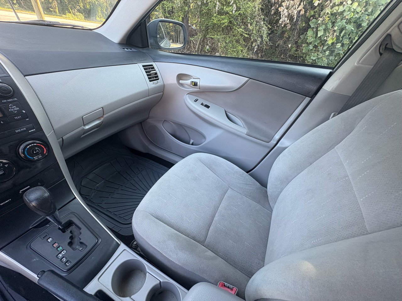 Toyota Corolla 4dr Sdn LE Auto (Natl) 2013