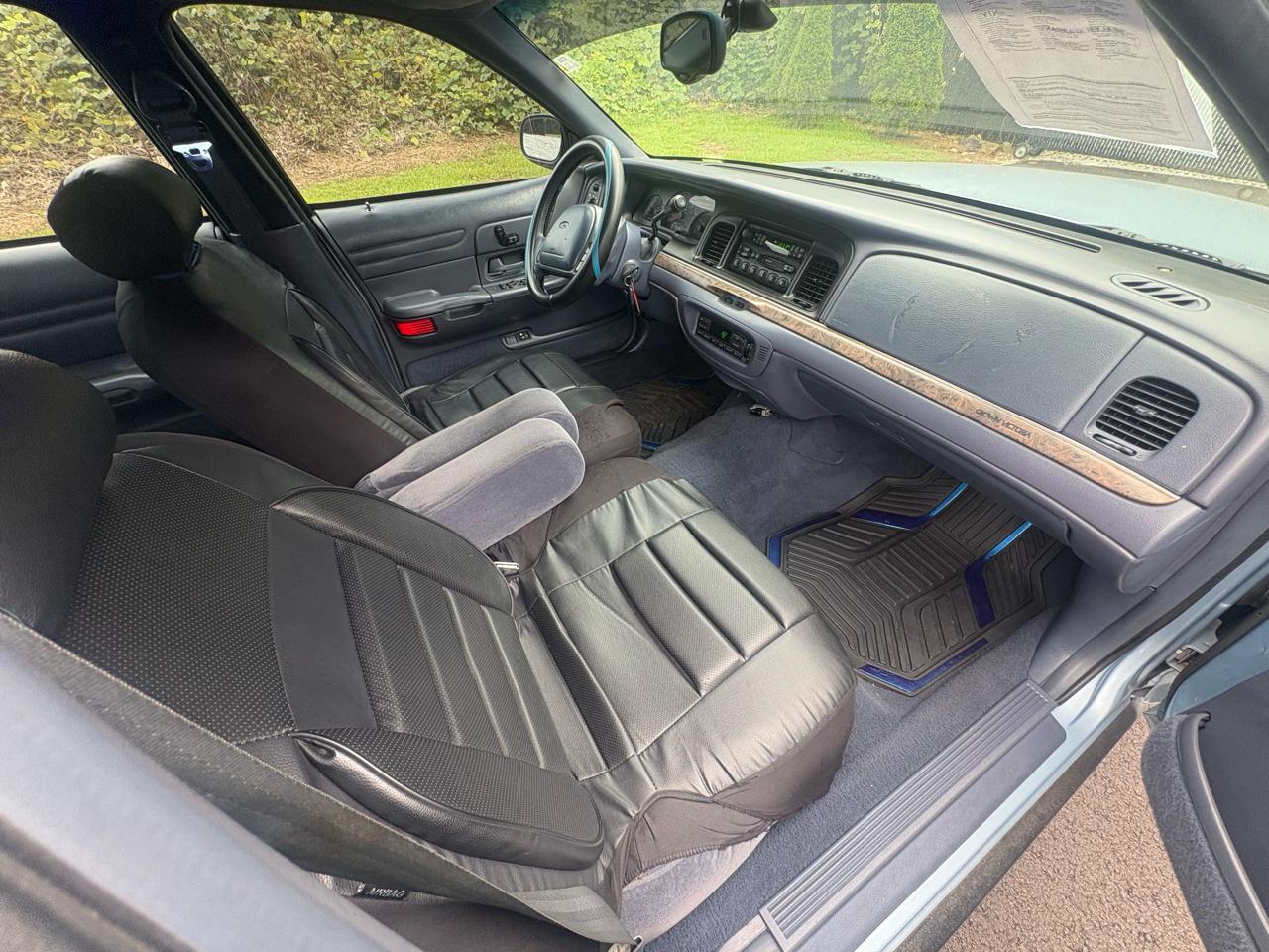 Ford Crown Victoria 4dr Sdn LX 1999