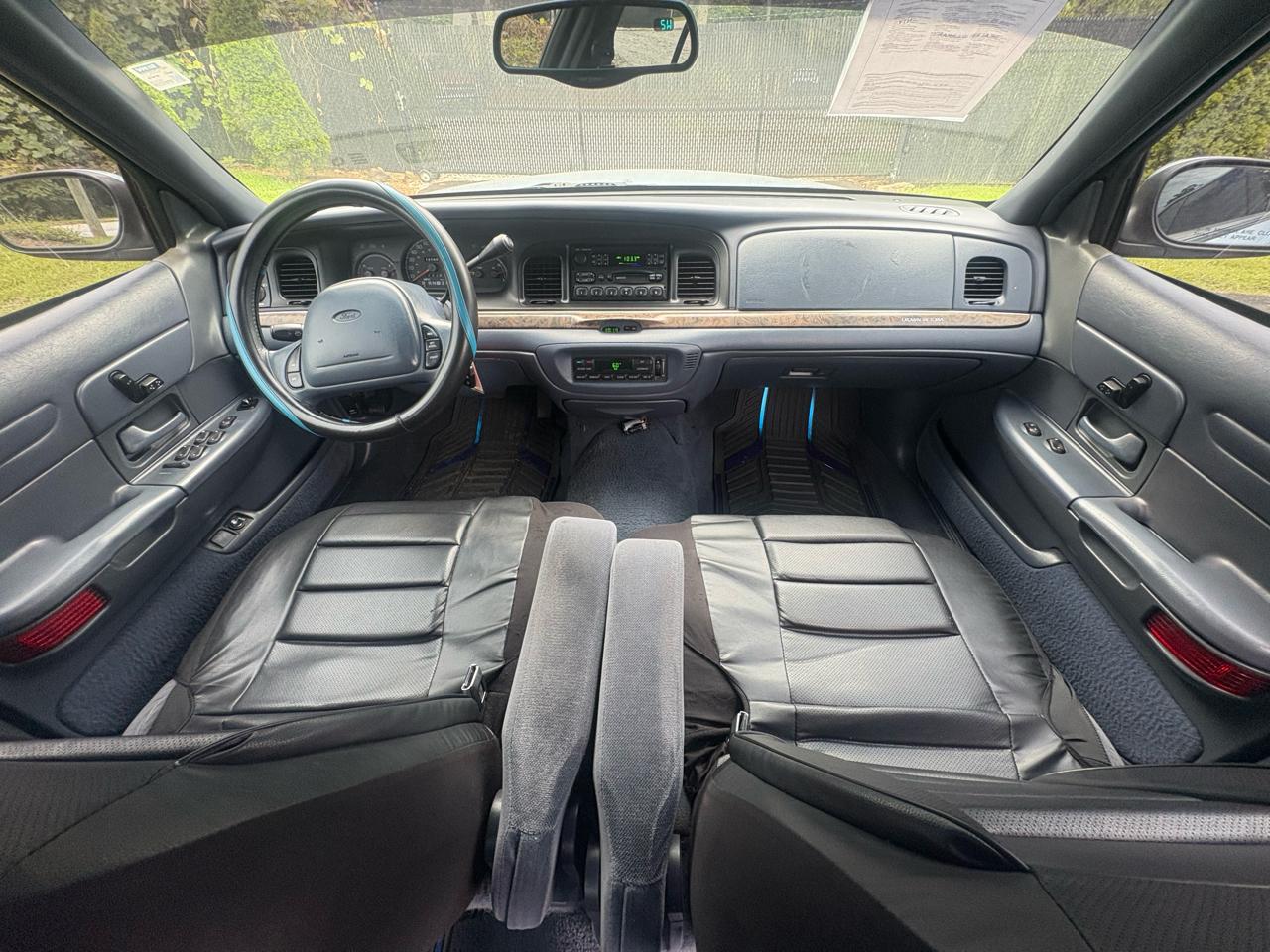 Ford Crown Victoria 4dr Sdn LX 1999