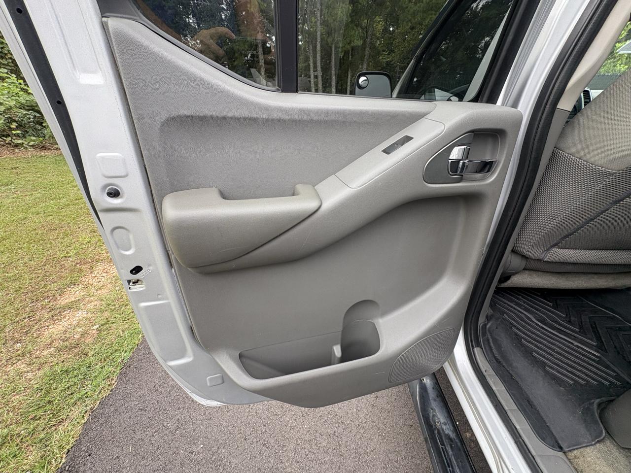Nissan Frontier 2WD Crew Cab SWB Auto SV 2012