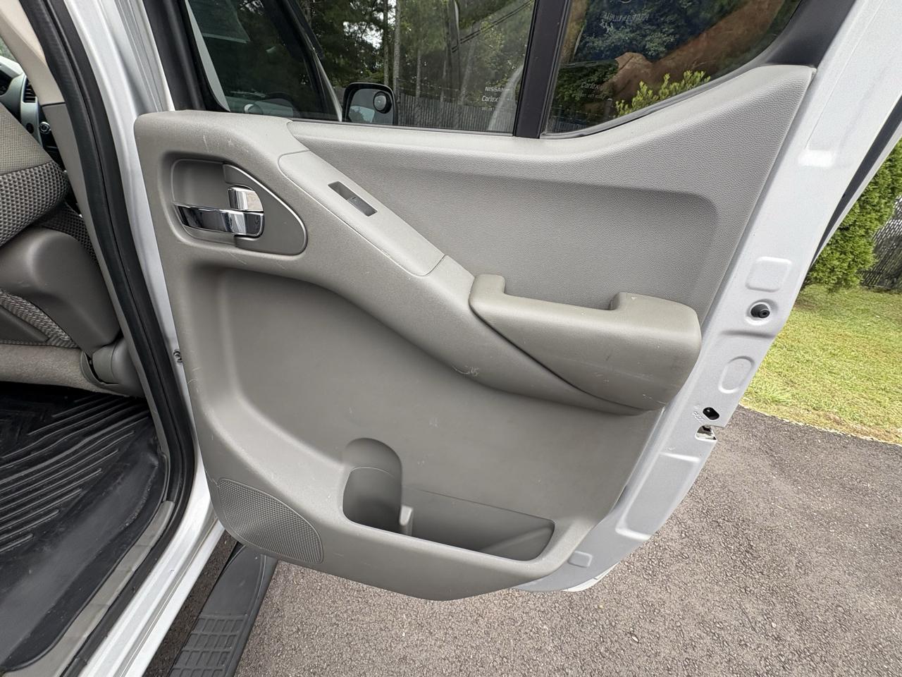 Nissan Frontier 2WD Crew Cab SWB Auto SV 2012